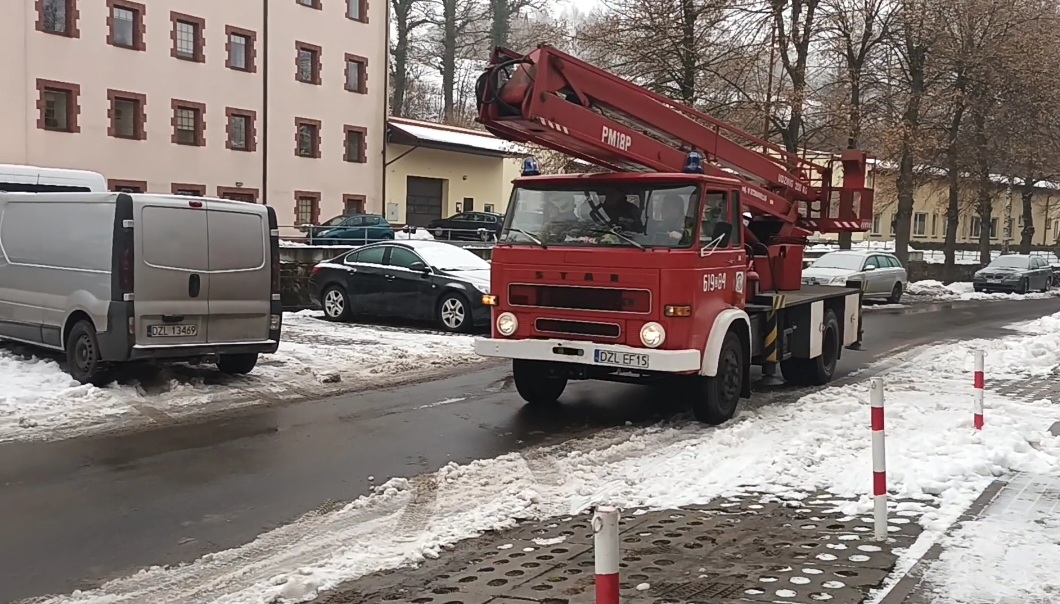 Nawis śniegu nad chodnikiem  - OSP Swieriawa