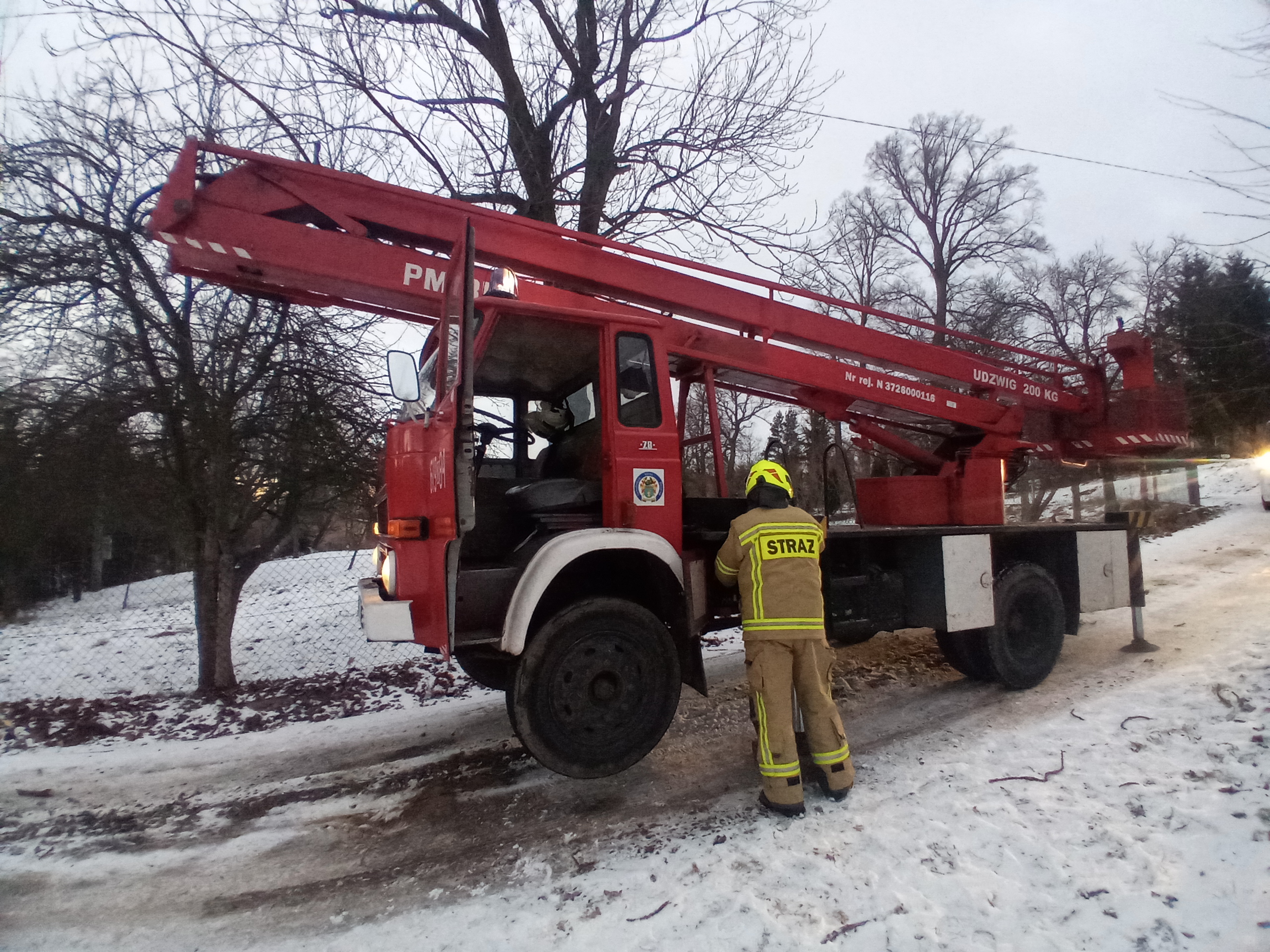 Złamany konar w Dobkowie - OSP Swieriawa