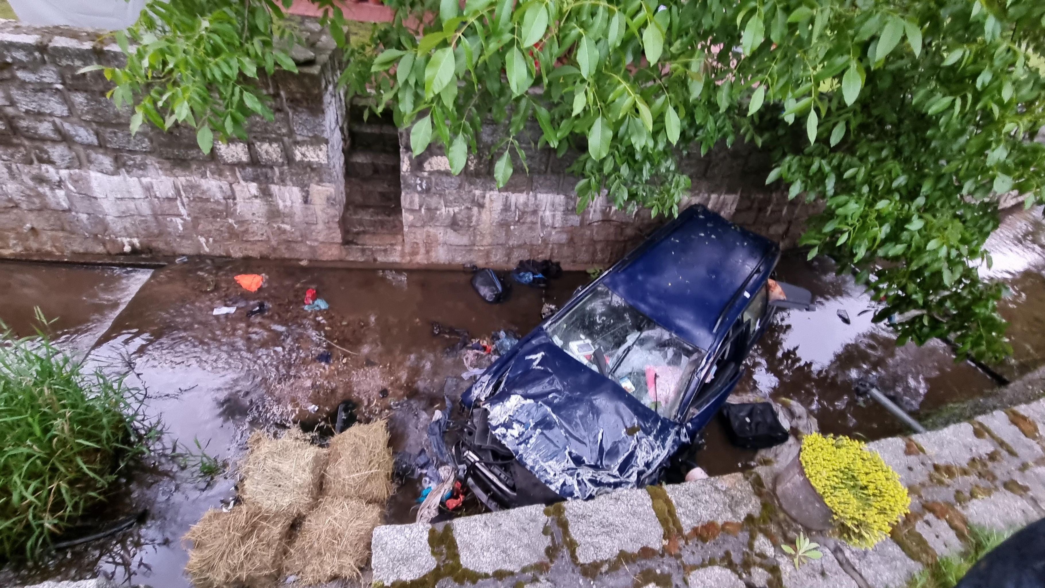 Samochód osobowy wpadł do rzeki - Dobków - OSP Swieriawa